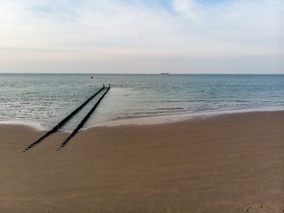 Buhne an der K&uuml;ste (Luftaufnahme, Drohne)