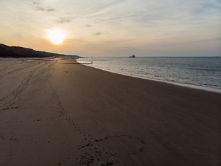 Menschenleerer Strand an der Nordsee bei Sonnenschein (Luftaufnahme, Drohne)
