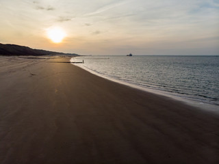 Menschenleerer Strand an der Nordsee bei Sonnenschein (Luftaufnahme, Drohne)