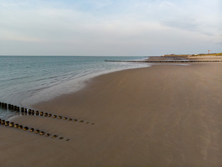 Menschenleerer Strand an der Nordsee bei Sonnenschein (Luftaufnahme, Drohne)