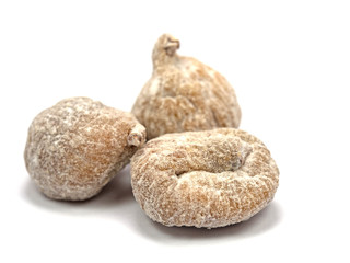 Drei getrocknete Feigen vor weißem Hintergrund