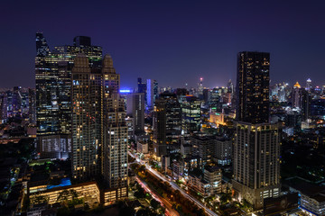 Fototapeta na wymiar Tráfico y luces en una fotografia de Bangkok nocturna