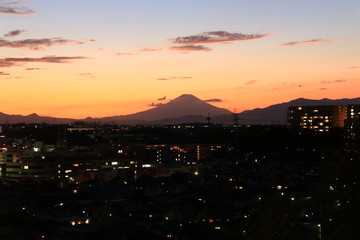 晩秋　夕焼けに佇む富士山　横浜東戸塚からの風景