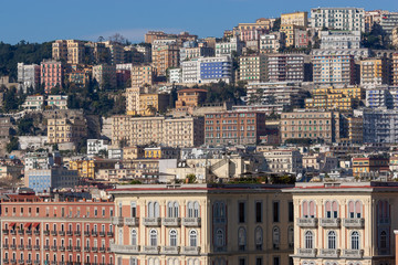 Neapel, Stadthäuser an Küste