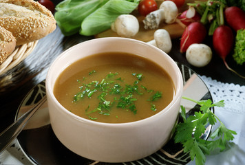 Un bol con sopa de champiñones.