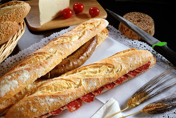 Dos baguettes una con butifarra y atra con langoniza.