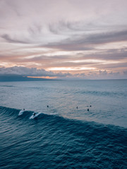 Surfer Surfen am Abend © SmallWorldProduction