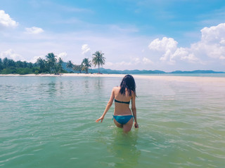 Obraz premium Beautiful young woman in tropical sunny paradise