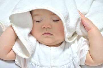 髪を乾かす赤ちゃん