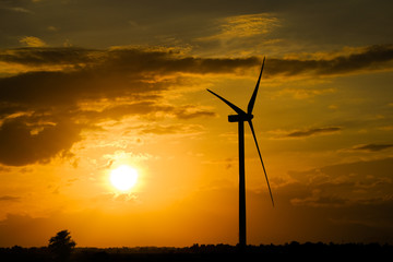Obraz premium Farma wiatrowa lub wiatrak na złotym niebie słońca w letni dzień. Wysokiej jakości stock photo obraz turbiny wiatrowej lub wiatraka dla koncepcji czystej energii. Produkcja energii za pomocą czystej i odnawialnej energii