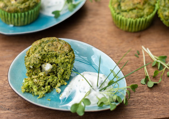 Gruene-Muffins-mit-Dip-und-Keimlingen