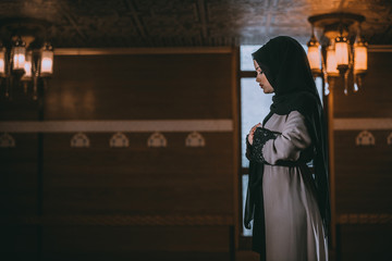 Fototapeta na wymiar muslim woman praying in mosque