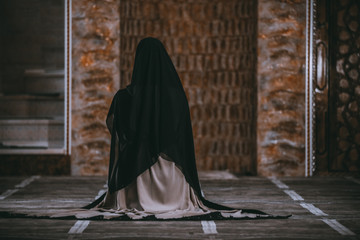 muslim woman praying in mosque - 239662894