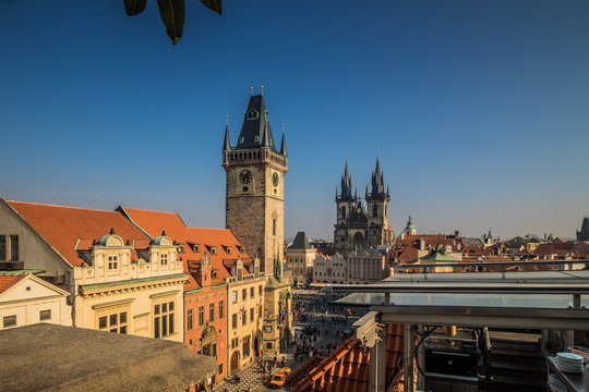 Der &uuml;berw&auml;ltigende Ausblick auf alle Seiten von der Dachterrasse des Familienhotels U Prince auf dem Altst&auml;dter Ring in Prag.
