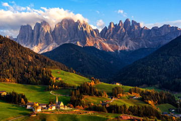 Obraz premium Santa Maddalena village with magical Dolomites mountains in background, Val di Funes valley, Trentino Alto Adige region, Italy, Europe. Sunset view of dramatic Italian Dolomites landscape.