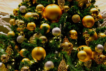 Obraz na płótnie Canvas 銀座の街中のゴージャスなクリスマスツリー
