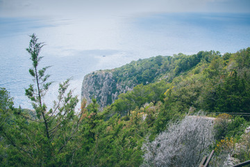 Fototapeta na wymiar Die steinige Westküste der Insel Capri mit ihrem wunderschönen Wanderpfad und einigen kleinen Festungsruinen.