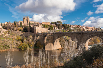 Obraz premium Toledo Medieval San Martin bridge, and cityscape, Toledo, Castilla la Mancha, Spain.