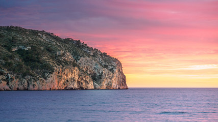 Vista de un acantilado sobre el mar en un bonito atardecer en Mallorca