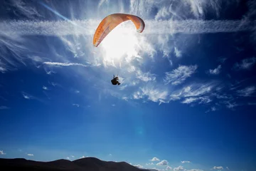 Abwaschbare Fototapete Luftsport Gleitschirmfliegen am Himmel