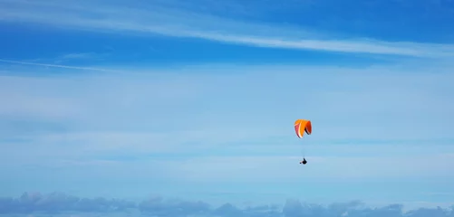 Zelfklevend Fotobehang Luchtsport Paragliden in de lucht