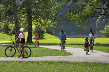 Obraz premium Ponte Caffaro, famiglia di ciclisti nel parco