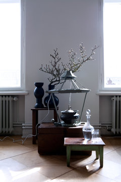 Dekoration Ensemble mit Lampe und Vasen und Karaffe 