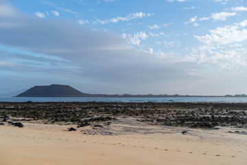 Fototapeta na wymiar Lobos island as seen from the Corralejo beach, Canary