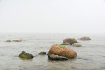 Пасмурный день/ Туман над морем,камни на воде.