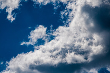 Obraz premium high contrast clouds on blue sky over natural landscape
