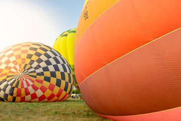 Globos aerostáticos de colores antes de despegar
