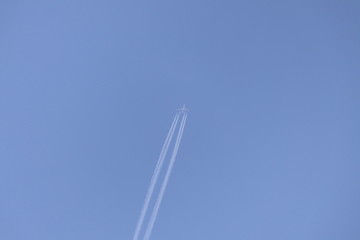 青空と飛行機雲。