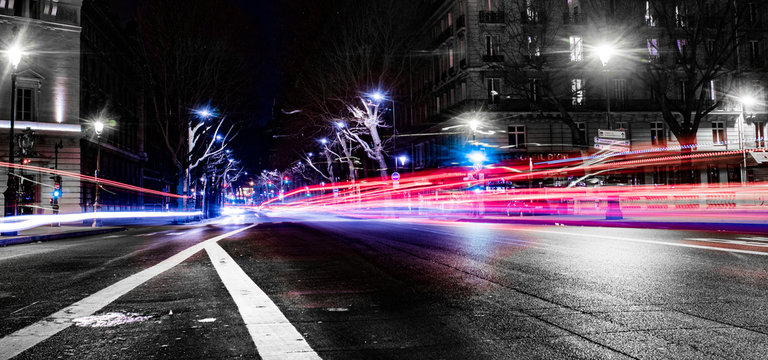 trais de lumi&egrave;res de voiture la nuit &agrave; Paris