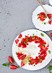 Vanilla cake with cream and strawberries.