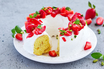 Obraz na płótnie Canvas Vanilla cake with cream and strawberries.