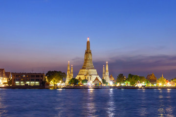 Fototapeta premium Wat Arun Ratchawararam Ratchawaramahawihan with lighting public landmark in Bangkok