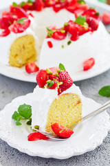 Vanilla cake with cream and strawberries.