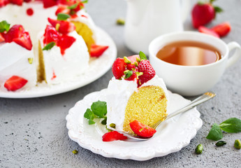 Vanilla cake with cream and strawberries.