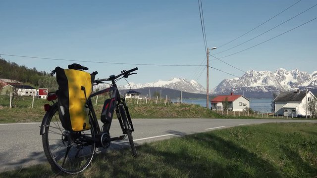 Ein Fahrrad in der Norwegischen Landschaft an der Straße