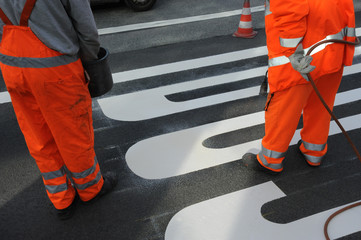 Anbringung neuer Fahrbahnmarkierung
