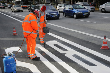 Anbringung neuer Fahrbahnmarkierung