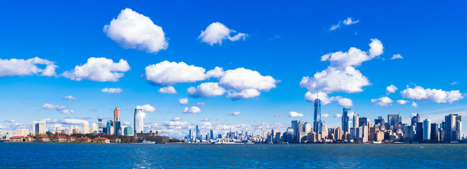 アメリカ　リバティ島から眺めるマンハッタンとジャージーシティの摩天楼