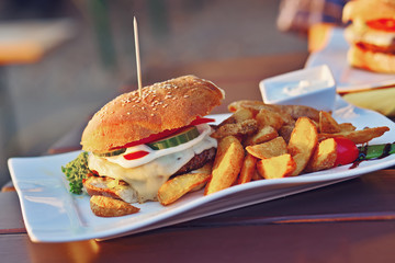 Burger mit Pommes frites, serviert im Biergarten