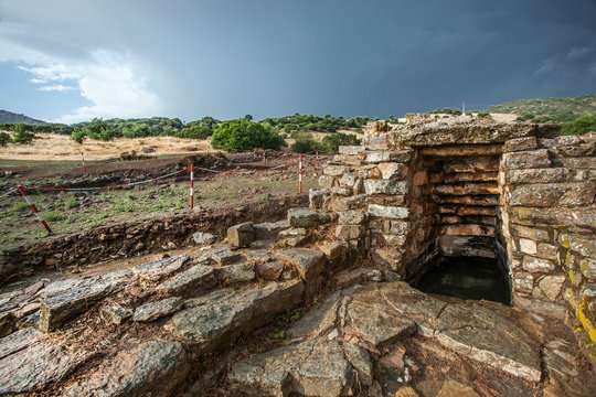 Tombe dei Giganti in sardegna in uno scavo archeologico - Sardegna - Italia