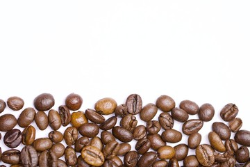 Obraz premium Coffee beans on white Background with copy space