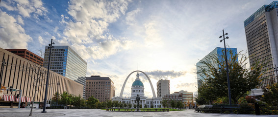 October 30, 2018 - St. Louis, Missouri - Kiener Plaza and the Gateway Arch in St. Louis, Missouri. - obrazy, fototapety, plakaty