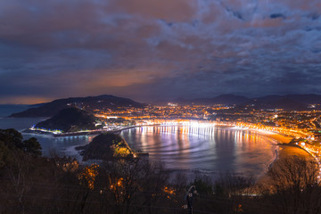 Fototapeta premium Widok z góry Igeldo z Donostii-San Sebastian i zatoki Kontxa (La Concha) w Kraju Basków.