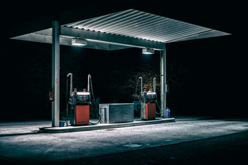 Alte Tankstelle mitten im Nichts bei Nacht