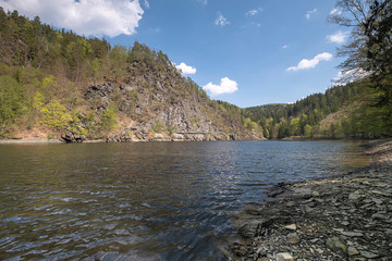 Blick bei Niedrigwasser über die Talsperre Burgkhammer zum Koberfelsen