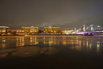 Obraz premium Winter in Moscow. Image of Moskva river and embankment in the cold night.